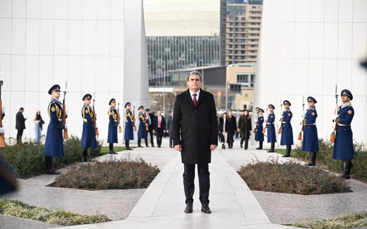 İbrahimoviç Zəfər parkını və Şəhidlər xiyabanını ziyarət edib – FOTOLAR İbrahimoviç Zəfər parkını və Şəhidlər xiyabanını ziyarət edib – FOTOLAR