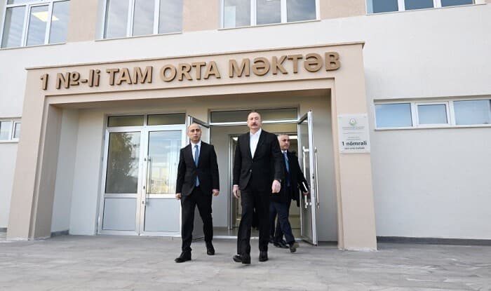 Prezident Kərkicahan qəsəbəsində açılışda… Prezident Kərkicahan qəsəbəsində açılışda…