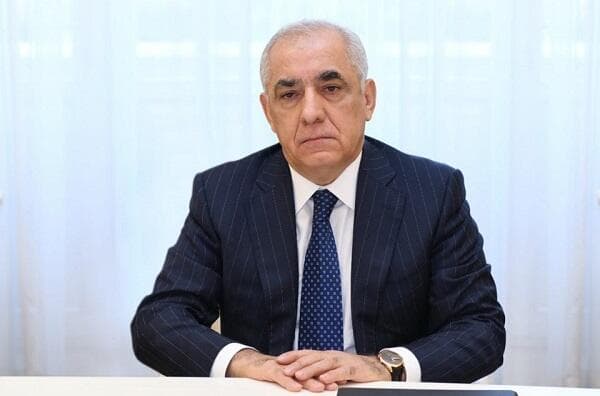 Baş nazir ekipaj üzvlərinin məzarlarını ziyarət etdi – FOTO Baş nazir ekipaj üzvlərinin məzarlarını ziyarət etdi – FOTO