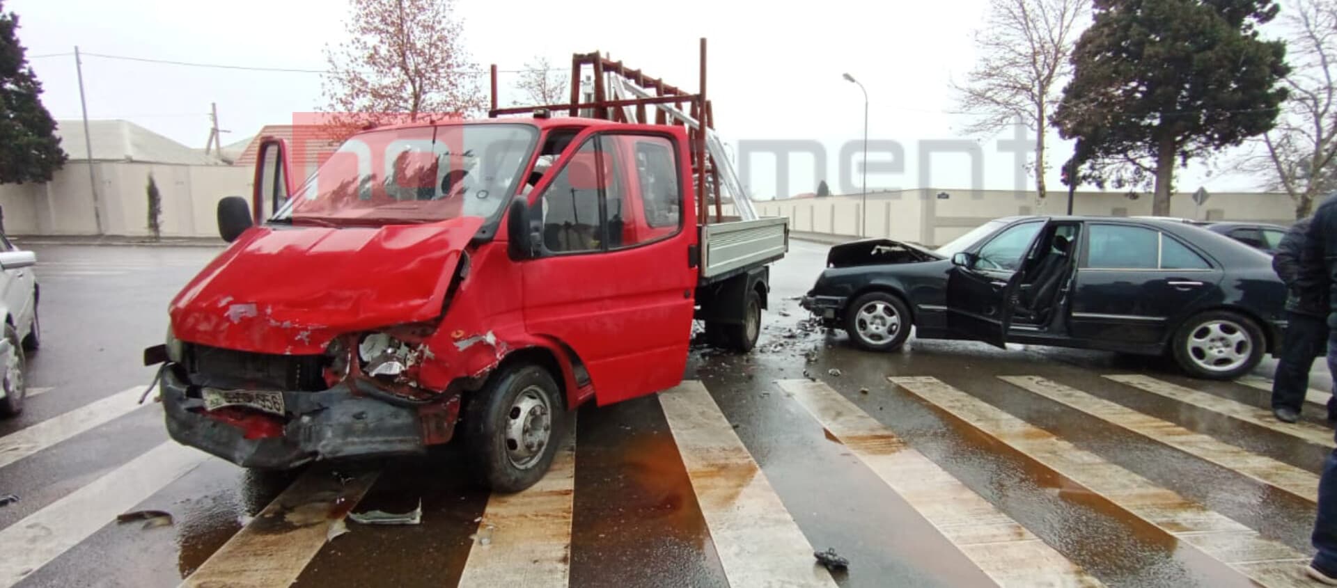 Gəncədə minik maşını ilə yük maşını toqquşdu – FOTO Gəncədə minik maşını ilə yük maşını toqquşdu – FOTO