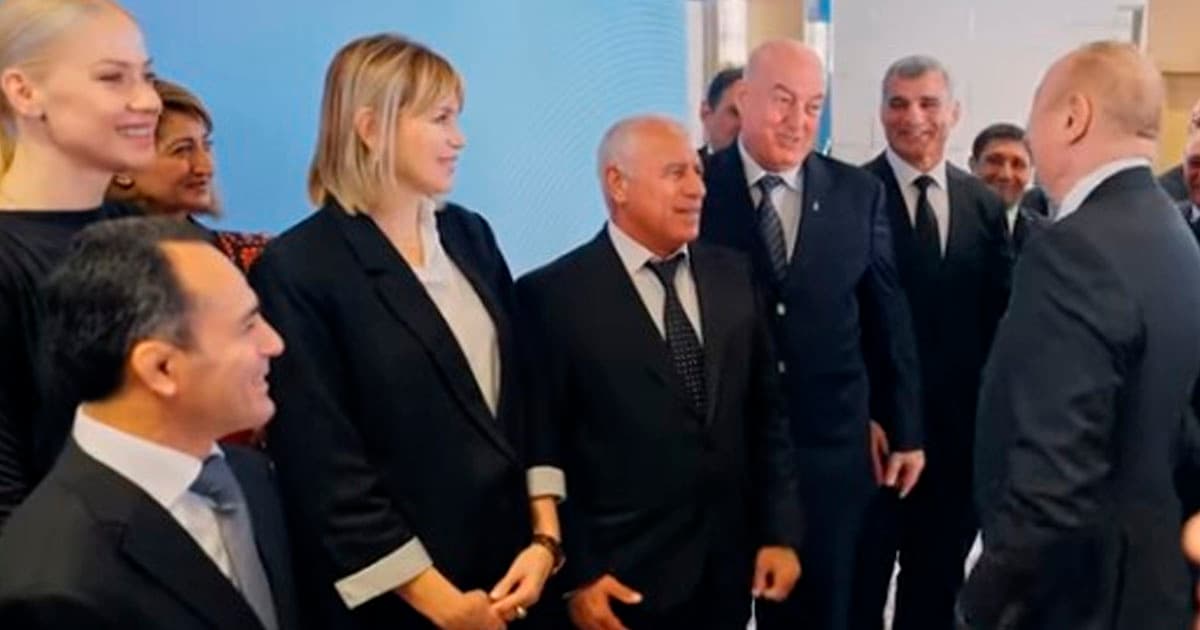 Asim Xudiyevlə Prezident arasında səmimi anlar: “Xankəndidə o topu axtarırdılar” – VİDEO Asim Xudiyevlə Prezident arasında səmimi anlar: “Xankəndidə o topu axtarırdılar” – VİDEO