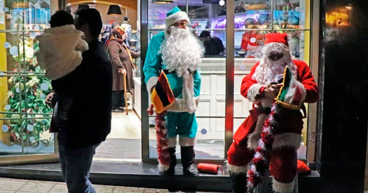 Tehranda “Santa Klaus”la şəkil çəkdirmək qadağan olundu Tehranda “Santa Klaus”la şəkil çəkdirmək qadağan olundu