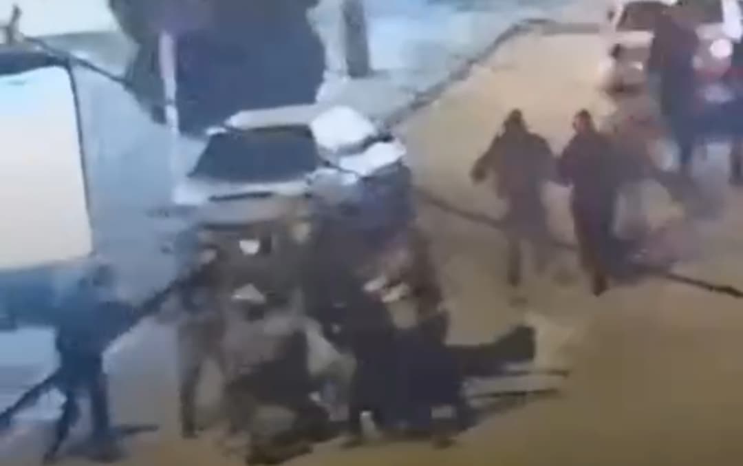 İranda etirazlar qızışır: Həmədanda polisi BELƏ DÖYDÜLƏR – VİDEO İranda etirazlar qızışır: Həmədanda polisi BELƏ DÖYDÜLƏR – VİDEO