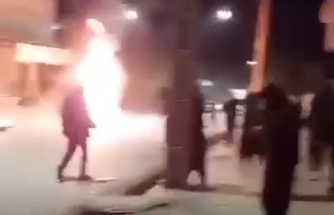 İranda Basic qərargahına Molotov kokteyli atıldı – VİDEO İranda Basic qərargahına Molotov kokteyli atıldı – VİDEO