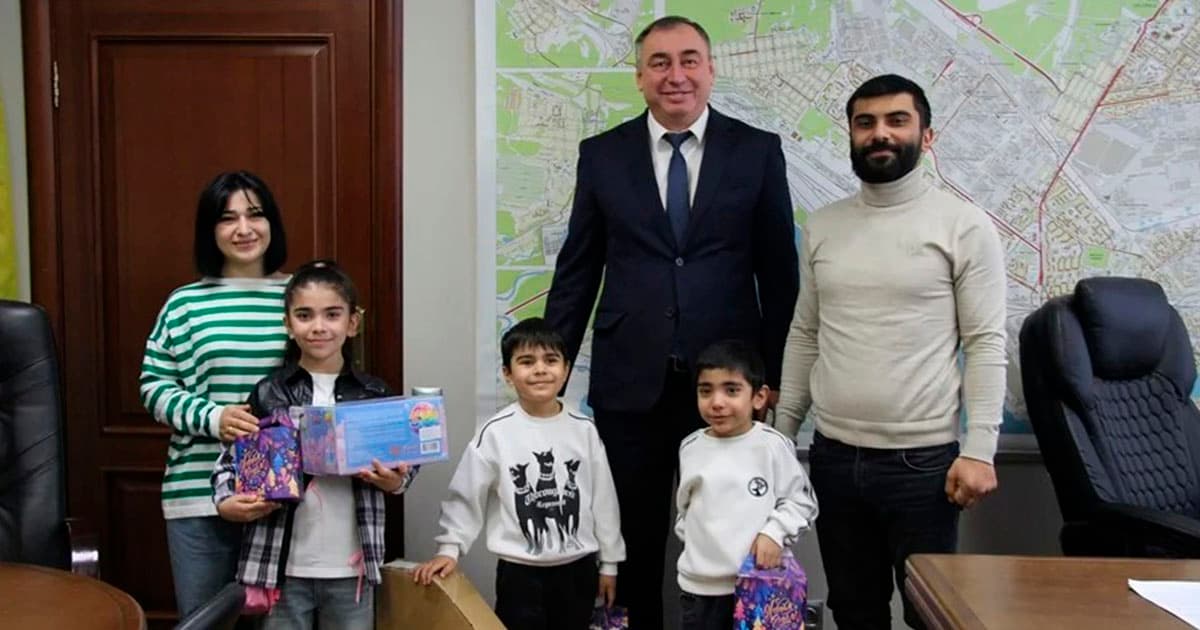 Azərbaycanlı ailəyə hədiyyələr verməsi qalmaqala səbəb oldu – FOTO Azərbaycanlı ailəyə hədiyyələr verməsi qalmaqala səbəb oldu – FOTO