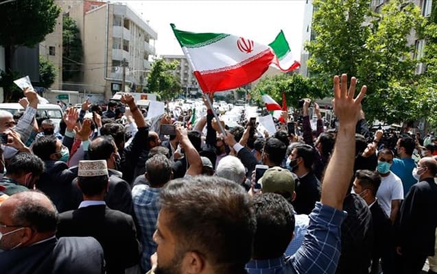 İranda etirazçılar bu şəhərdə nəzarəti ələ aldı – Molla rejimi DEVRİLİR? İranda etirazçılar bu şəhərdə nəzarəti ələ aldı – Molla rejimi DEVRİLİR?