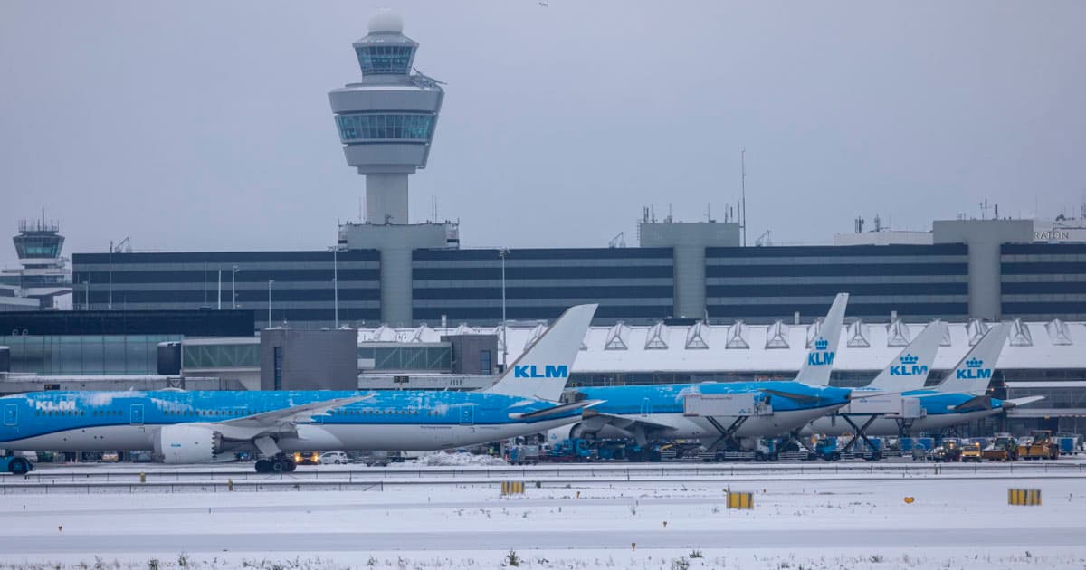 Amsterdam hava limanı qar və külək səbəbindən ən azı 700 uçuşu ləğv edib Amsterdam hava limanı qar və külək səbəbindən ən azı 700 uçuşu ləğv edib