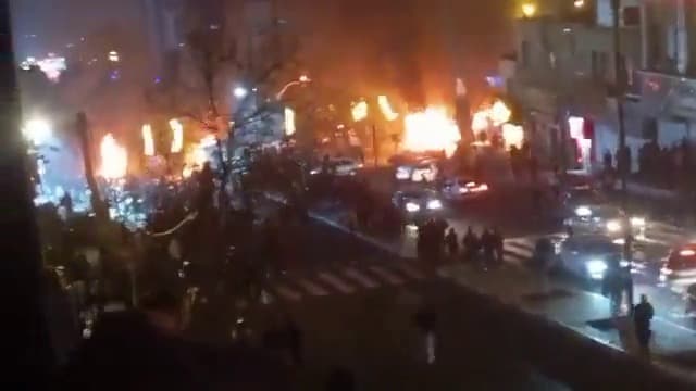 İranda bir neçə şəhərdə dövlət bayraqları endirildi – SEPAH-a məxsus avtomobillər YANDIRILIR – VİDEO İranda bir neçə şəhərdə dövlət bayraqları endirildi – SEPAH-a məxsus avtomobillər YANDIRILIR – VİDEO