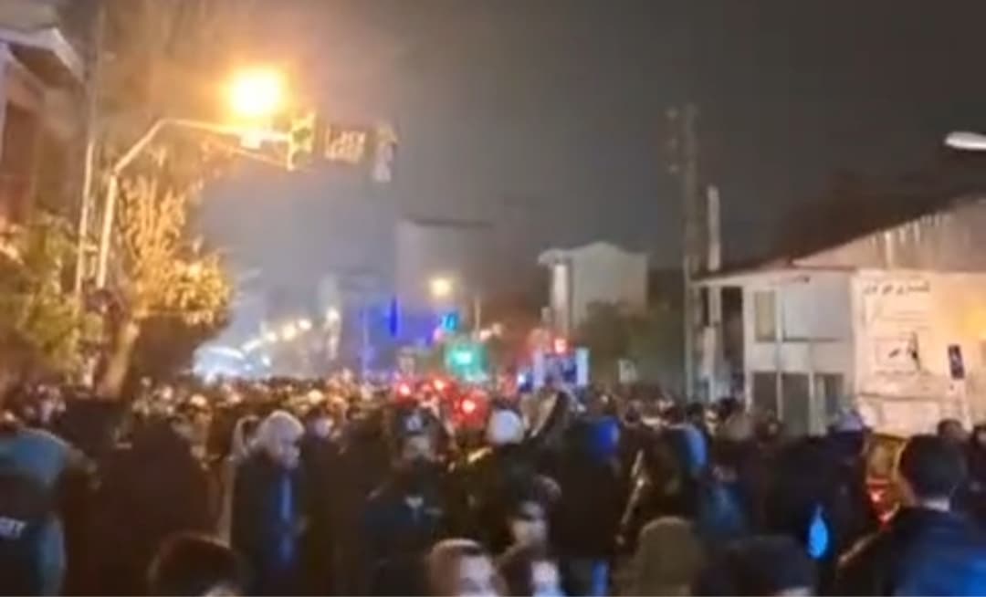 İkiyə bölünmüş Astaranın cənubunda XALQ AYAĞA QALXDI – “Azadlıq, ədalət, milli hökumət” – VİDEO İkiyə bölünmüş Astaranın cənubunda XALQ AYAĞA QALXDI – “Azadlıq, ədalət, milli hökumət” – VİDEO