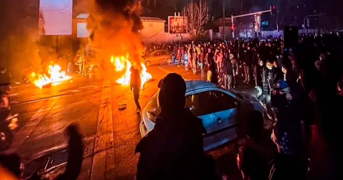 KİV: İranda etirazçılar repressiyalara baxmayaraq geri çəkilmir KİV: İranda etirazçılar repressiyalara baxmayaraq geri çəkilmir