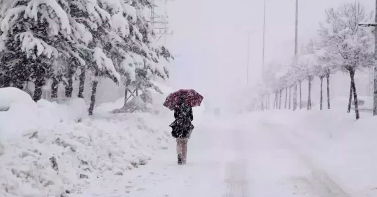 Moskvaya 56 ilin ən şiddətli qarı yağdı Moskvaya 56 ilin ən şiddətli qarı yağdı