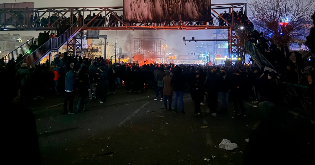 ŞOK VİDEO YAYILDI! İranda etirazçılar onları BELƏ DÖYDÜ – (18+) ŞOK VİDEO YAYILDI! İranda etirazçılar onları BELƏ DÖYDÜ – (18+)