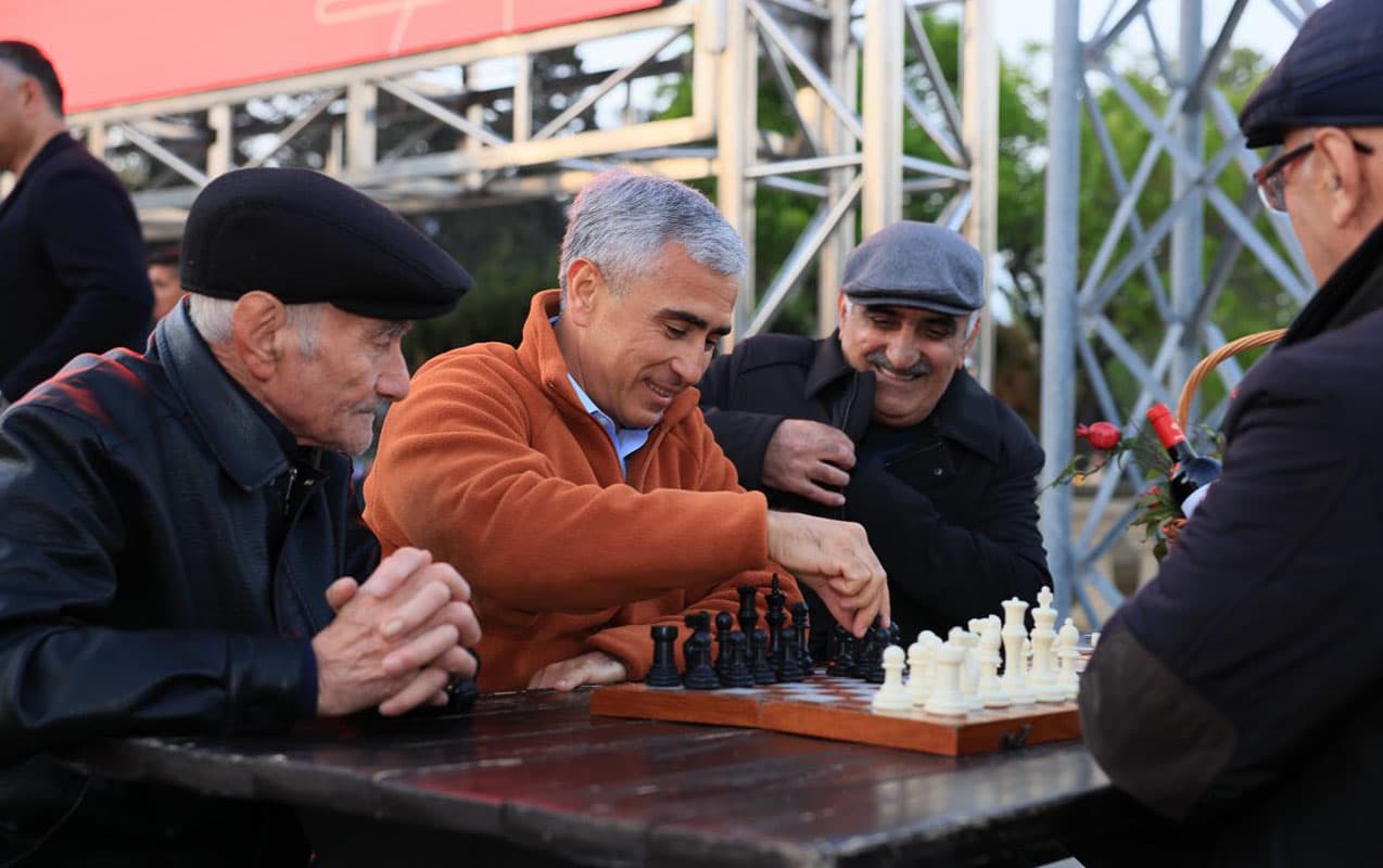Anar Ələkbərov bulvarda təqaüdçülərlə şahmat oynadı – FOTOLAR Anar Ələkbərov bulvarda təqaüdçülərlə şahmat oynadı – FOTOLAR