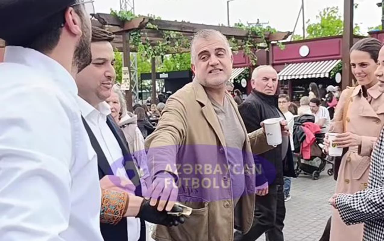 Tahir Gözəl festivalda ona çay verənə 50 manat bəxşiş verdi – VİDEO Tahir Gözəl festivalda ona çay verənə 50 manat bəxşiş verdi – VİDEO