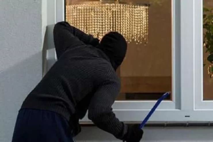 Evdən külli miqdarda oğurluq edən dəstə tutuldu Evdən külli miqdarda oğurluq edən dəstə tutuldu
