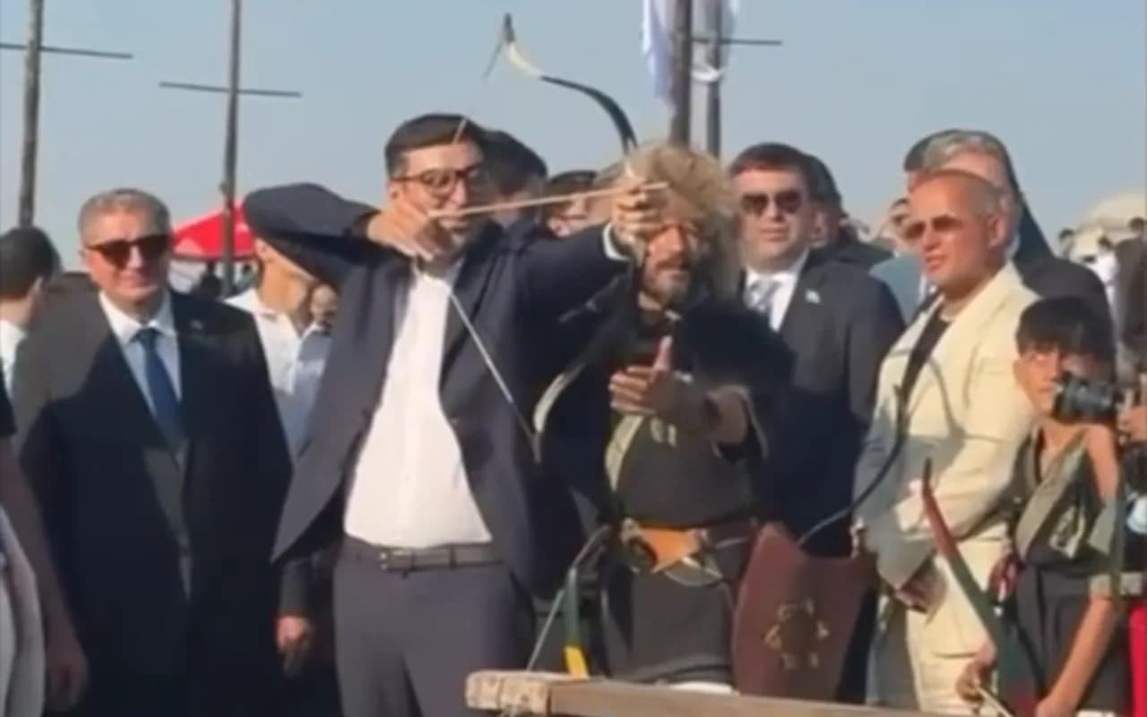 Nazir Festivalda ox atdı - VİDEO Nazir Festivalda ox atdı - VİDEO