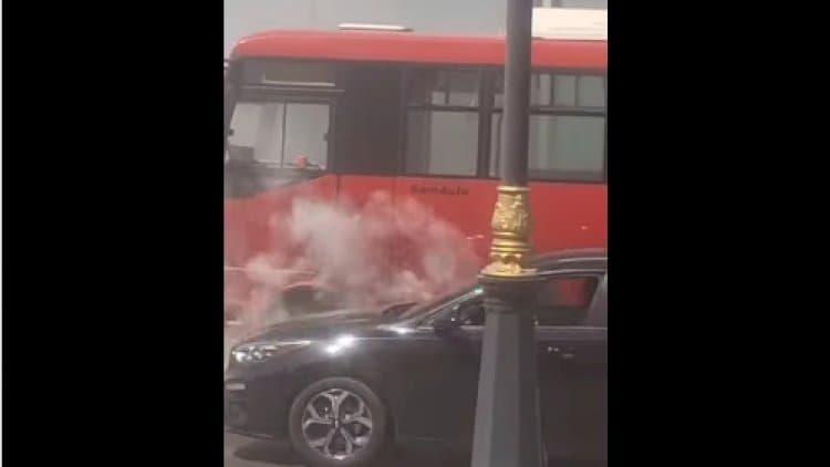 Bakıda avtobus yandı, sürücünün xəbəri olmadı - VİDEO Bakıda avtobus yandı, sürücünün xəbəri olmadı - VİDEO