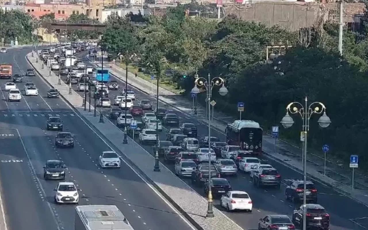 Bakının bəzi yollarında tıxac yarandı Bakının bəzi yollarında tıxac yarandı