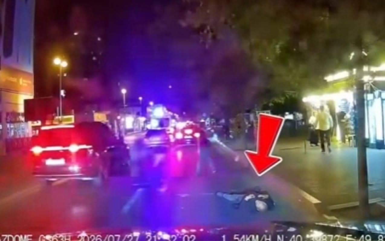 Bakıda piyada maşının altına uzandı - Video Bakıda piyada maşının altına uzandı - Video