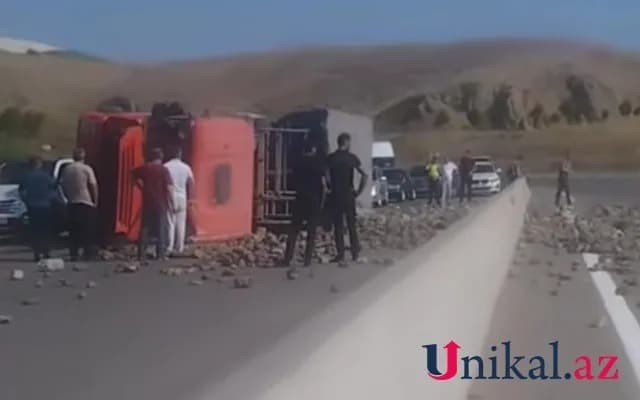 Bakı-Şamaxı yolunda yük maşını aşdı - VİDEO Bakı-Şamaxı yolunda yük maşını aşdı - VİDEO