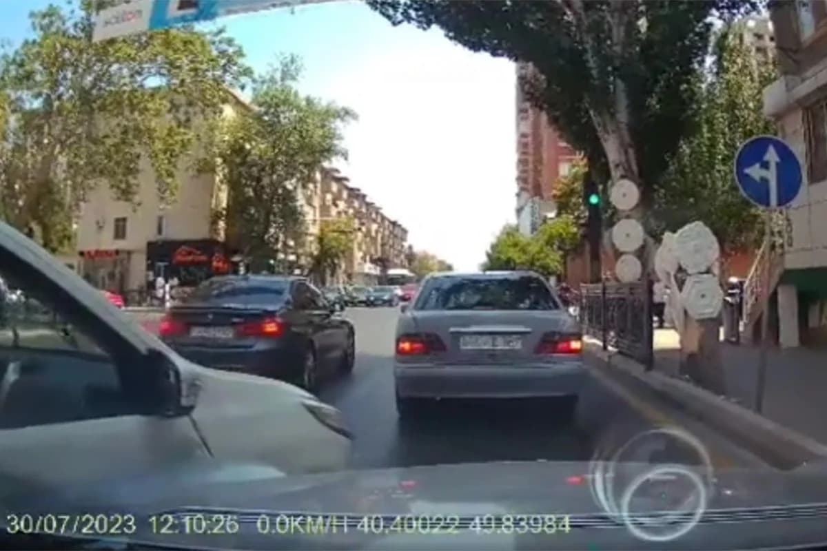Bakıda "qırmızı"da keçən avtomobil zəncirvari qəza törətdi - ANBAAN VİDEO Bakıda "qırmızı"da keçən avtomobil zəncirvari qəza törətdi - ANBAAN VİDEO