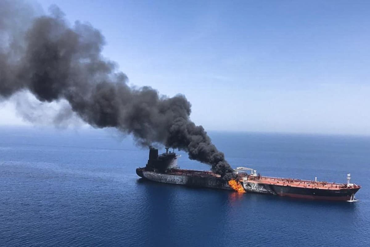Oman sahillərindən 11 km məsafədə tankerə hücum edilib Oman sahillərindən 11 km məsafədə tankerə hücum edilib
