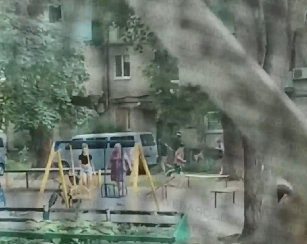 Hərbi komissarlığa silahlı hücum: Dörd nəfər yaralandı - Bu ölkədə Hərbi komissarlığa silahlı hücum: Dörd nəfər yaralandı - Bu ölkədə