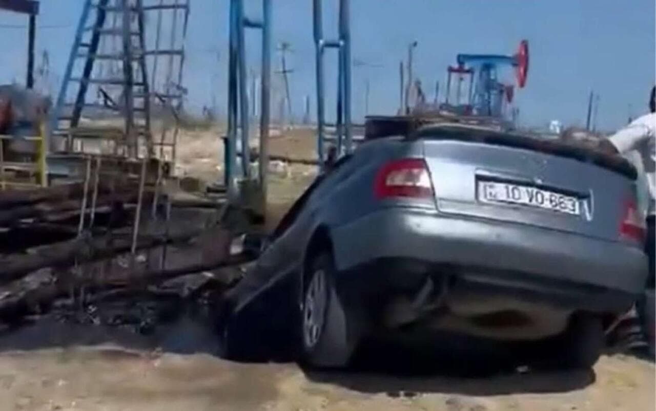 Bakıda “Audi” neft quyusuna düşdü - VİDEO Bakıda “Audi” neft quyusuna düşdü - VİDEO