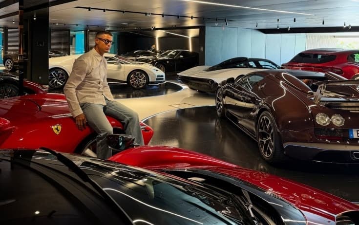 Ronaldonun 30 milyonluq "oyuncaq" kolleksiyası - Fotolar Ronaldonun 30 milyonluq "oyuncaq" kolleksiyası - Fotolar