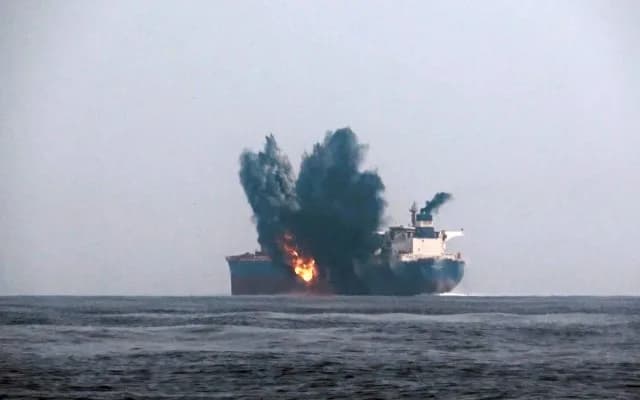 Husilər Səudiyyə tankerini vurdular Husilər Səudiyyə tankerini vurdular
