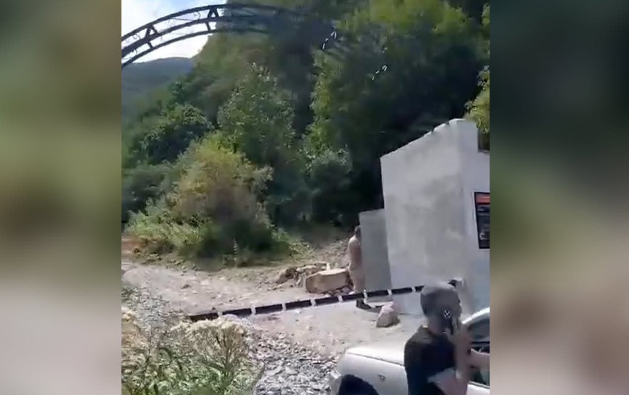 Məşhur şəlaləyə gedən yola şlaqbaum qoyuldu - Ödəniş tələb edilir - Video Məşhur şəlaləyə gedən yola şlaqbaum qoyuldu - Ödəniş tələb edilir - Video