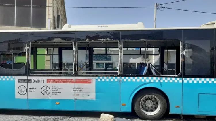 Bakıda sərnişin avtobusu qəzaya uğradı - VİDEO Bakıda sərnişin avtobusu qəzaya uğradı - VİDEO