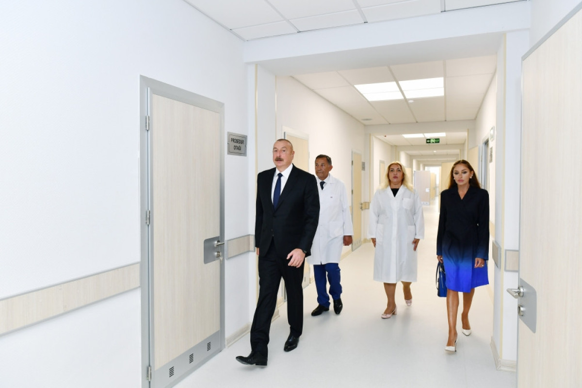 Prezident və Mehriban Əliyeva Bakıda 2 nömrəli doğum evində yaradılan şəraitlə tanış olublar
