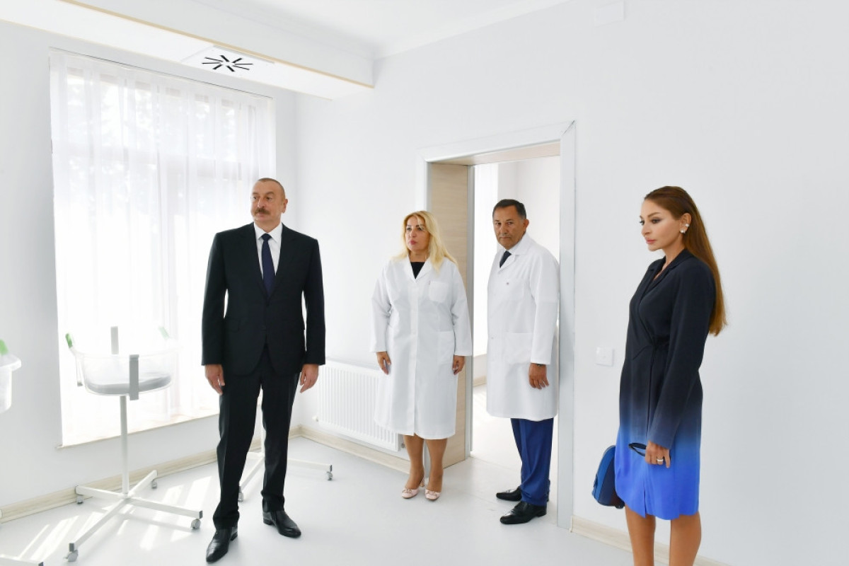 Prezident və Mehriban Əliyeva Bakıda 2 nömrəli doğum evində yaradılan şəraitlə tanış olublar