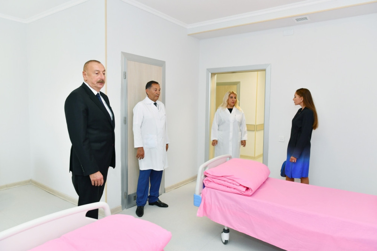 Prezident və Mehriban Əliyeva Bakıda 2 nömrəli doğum evində yaradılan şəraitlə tanış olublar