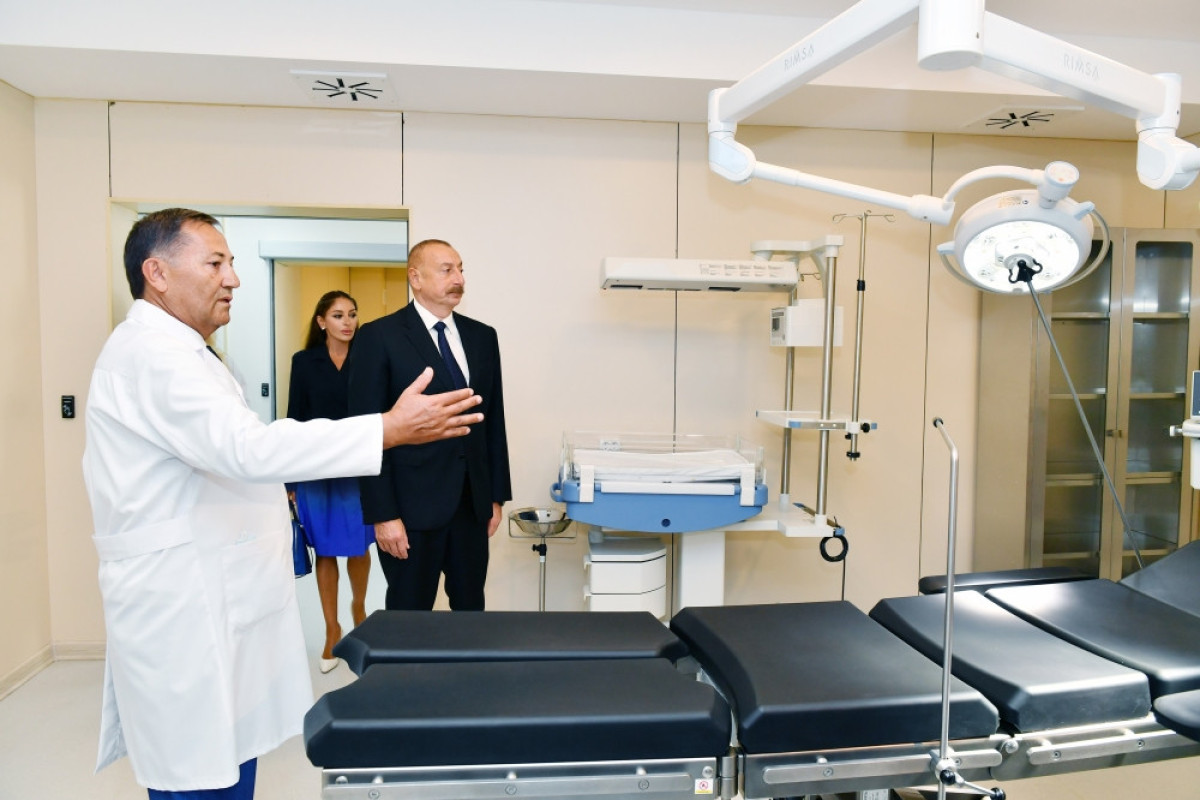 Prezident və Mehriban Əliyeva Bakıda 2 nömrəli doğum evində yaradılan şəraitlə tanış olublar