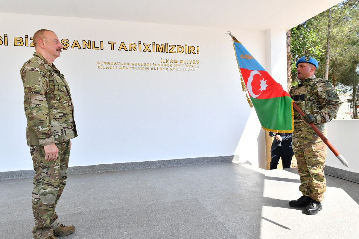 Prezident MN-in komando hərbi hissələrinin birində yaradılan şəraitlə tanış olub, Döyüş bayrağını təqdim edib - YENİLƏNİB-1