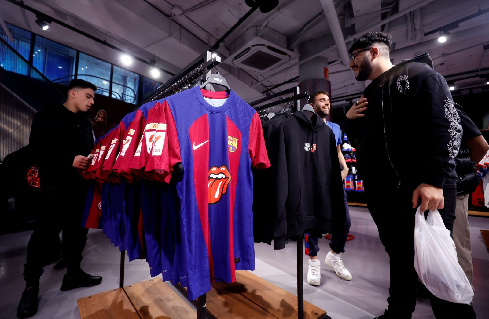 Barselona El Clasico üçün xüsusi formalar buraxdı!  Dərhal satıldı - Şəkil: 2