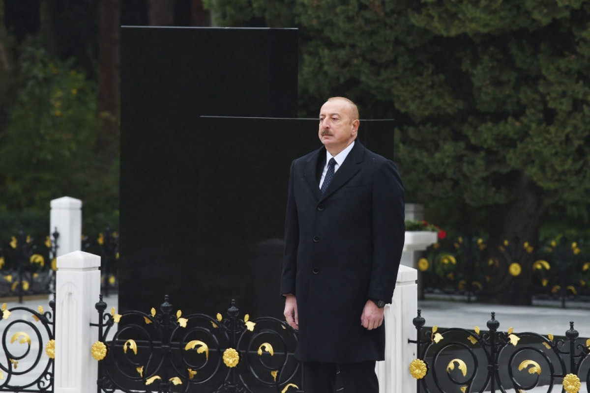 Prezident İlham Əliyev Ümummilli Lider Heydər Əliyevin məzarını ziyarət edib