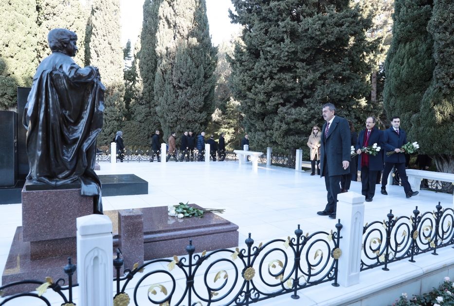 Türkiyəli nazir Şəhidlər xiyabanında -  FOTO