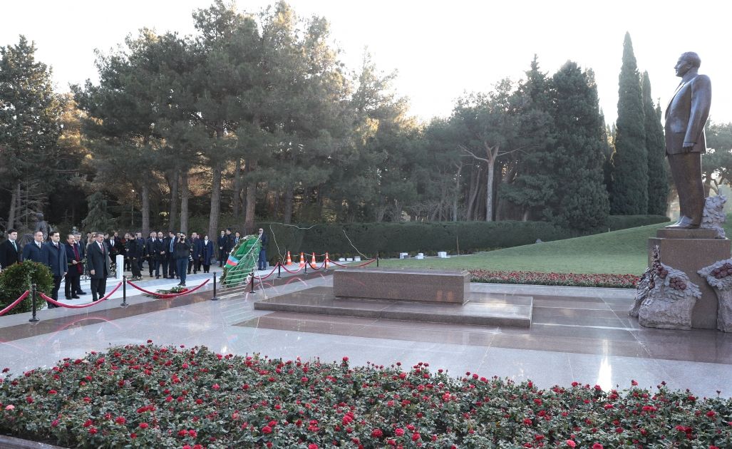 Türkiyəli nazir Şəhidlər xiyabanında -  FOTO