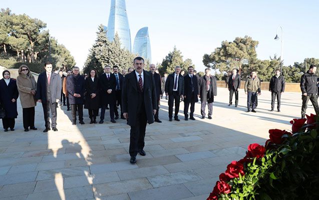 Türkiyəli nazir Şəhidlər xiyabanında -  FOTO