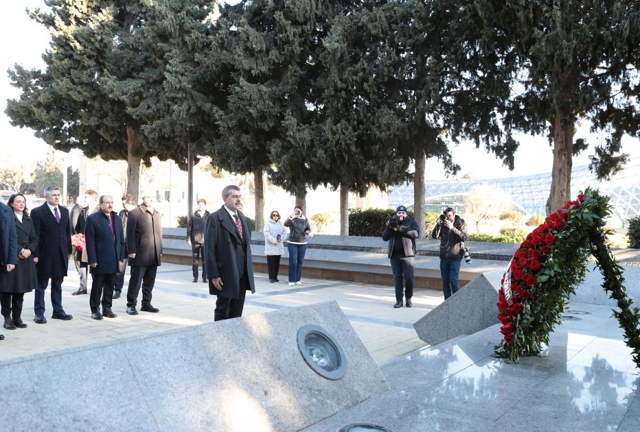 Türkiyəli nazir Şəhidlər xiyabanında -  FOTO