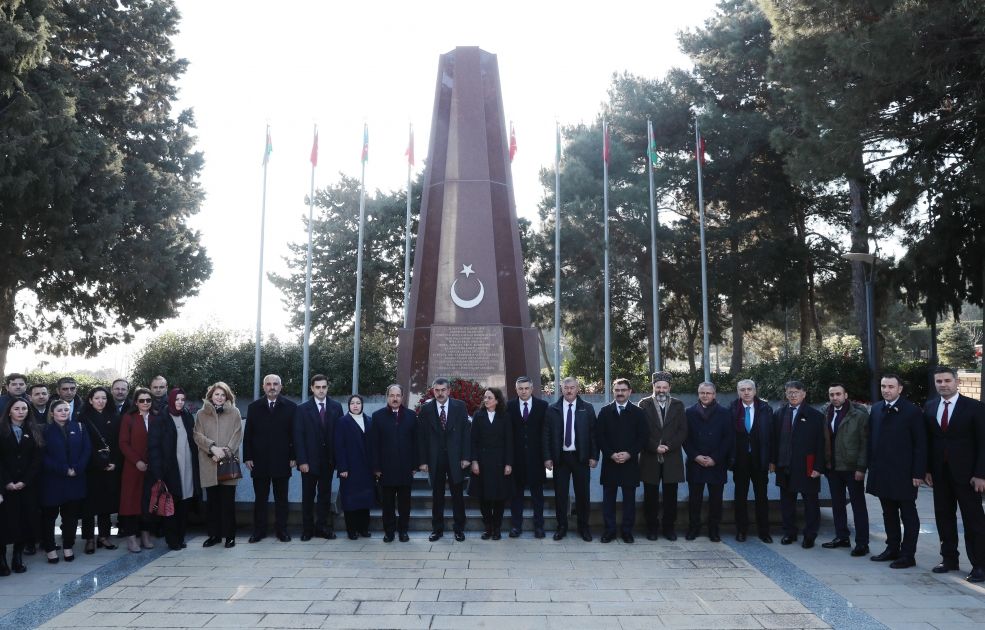 Türkiyəli nazir Şəhidlər xiyabanında -  FOTO