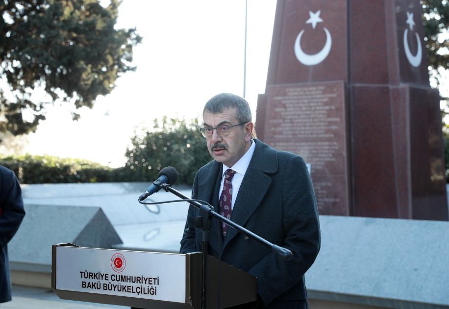 Türkiyəli nazir Şəhidlər xiyabanında -  FOTO