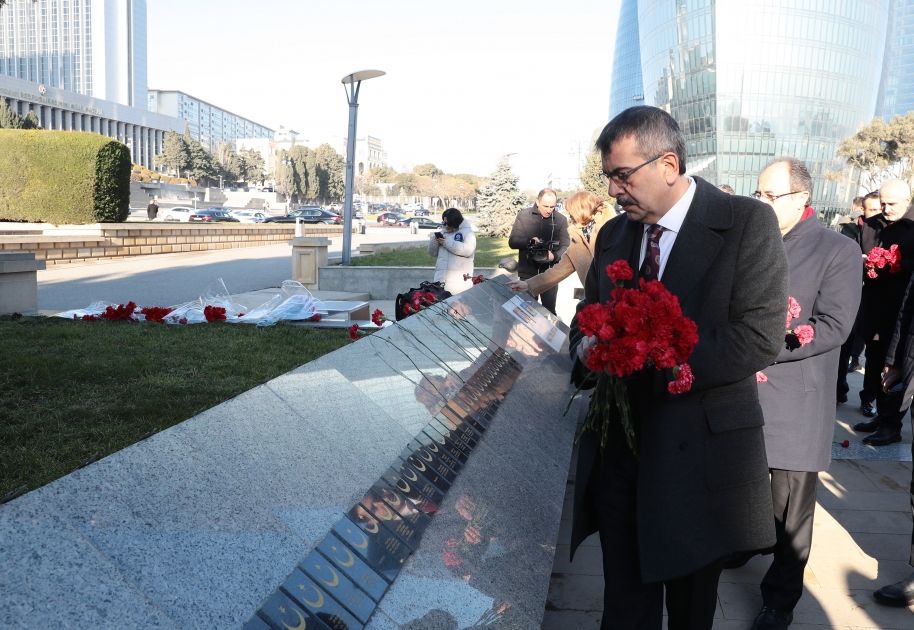 Türkiyəli nazir Şəhidlər xiyabanında -  FOTO