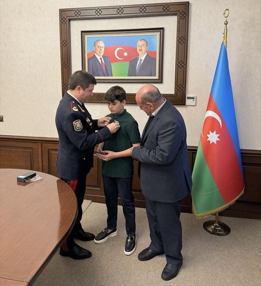 Həlak olan polisin medalı ailəsinə verildi - FOTO