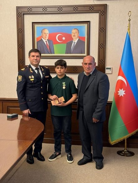 Həlak olan polisin medalı ailəsinə verildi - FOTO