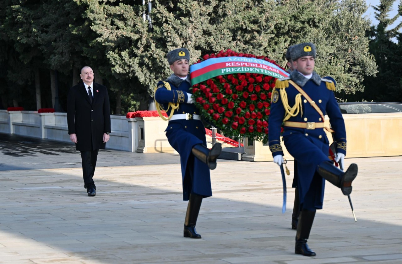 Prezident 20 Yanvar şəhidlərinin xatirəsini yad etdi - FOTOLAR Prezident 20 Yanvar şəhidlərinin xatirəsini yad etdi - FOTOLAR