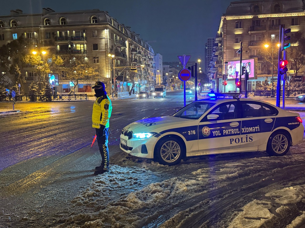 Polis əməkdaşları gecə saatlarında fasiləsiz xidmət aparıb - FOTOLAR Polis əməkdaşları gecə saatlarında fasiləsiz xidmət aparıb - FOTOLAR